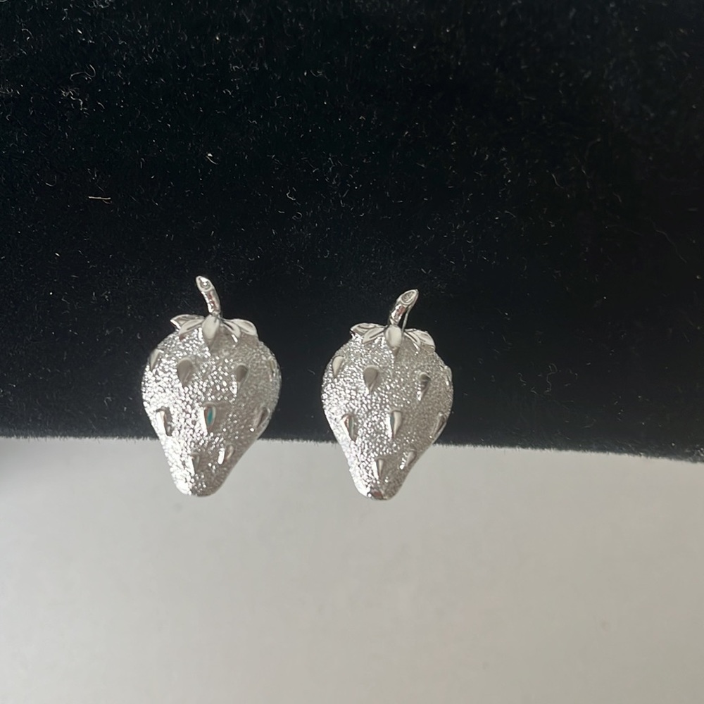 Vintage Sarah Coventry Frosted Strawberry Clip Earrings